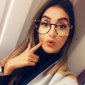 Meet your Posher, Lema